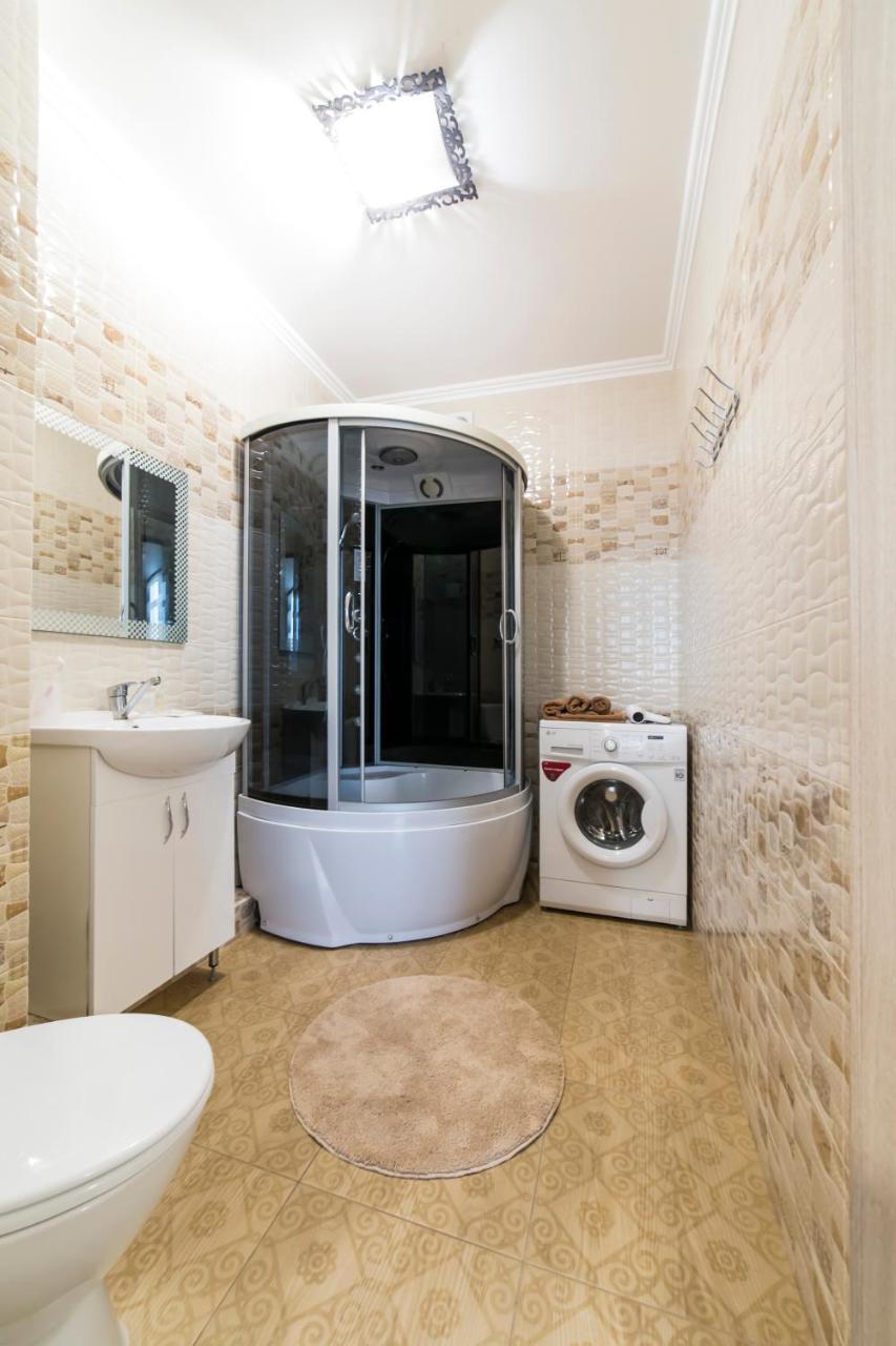 Studio Apartment On Bazhana Kiev Bagian luar foto